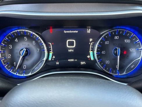 Used 2025 Chrysler Pacifica Select FWD image 25