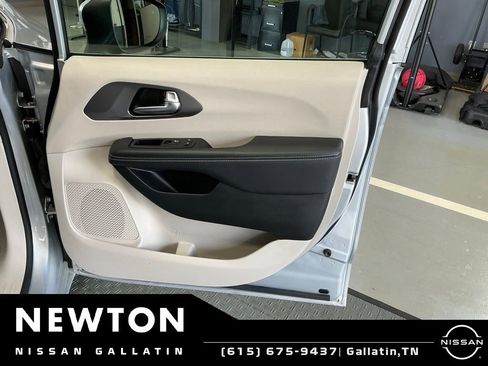 Used 2023 Chrysler Pacifica Touring-L FWD image 39