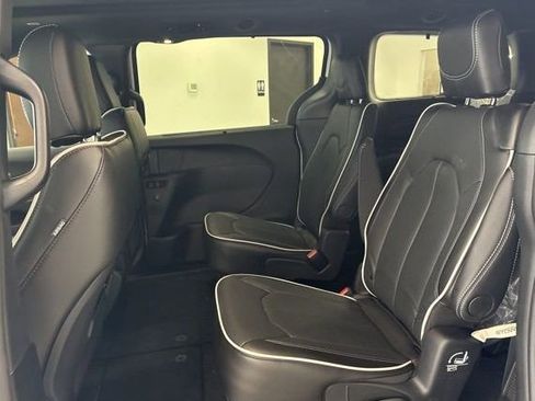 New 2027 Chrysler Pacifica Limited w/ Family Tech Group AWD/4WD image 20