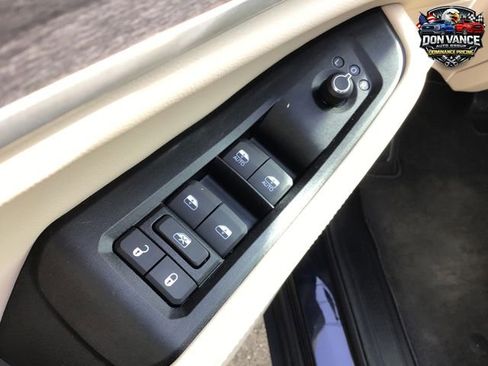 Used 2025 Jeep Grand Cherokee L Limited w/ Luxury Tech Group II image 7