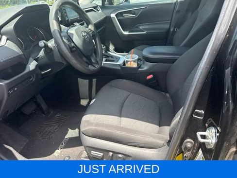 Used 2020 Toyota RAV4 XLE w/ Convenience Package FWD image 3