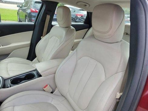 Used 2017 Chrysler 200 Limited Platinum image 17