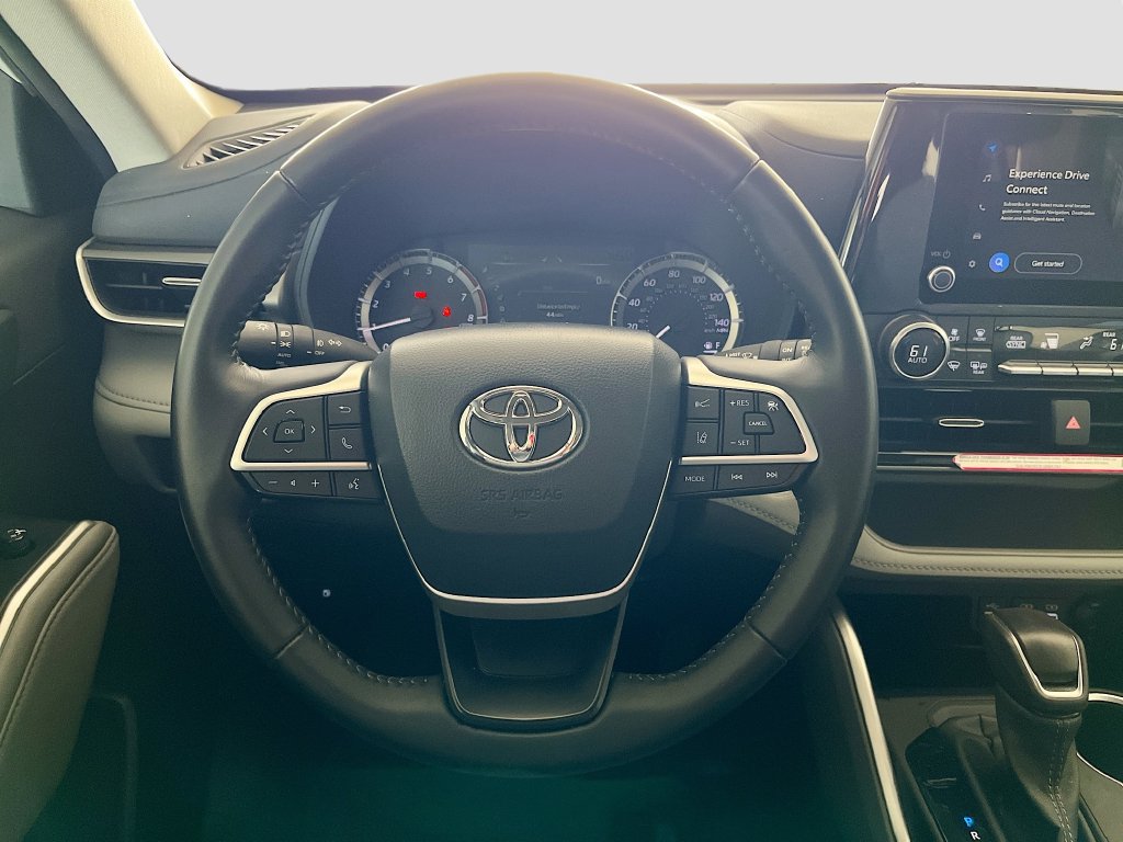 Used 2024 Toyota Highlander LE FWD image 11