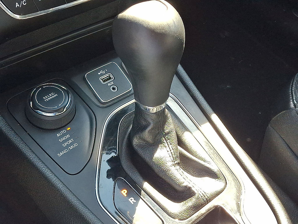 Used 2019 Jeep Cherokee Limited AWD/4WD image 18