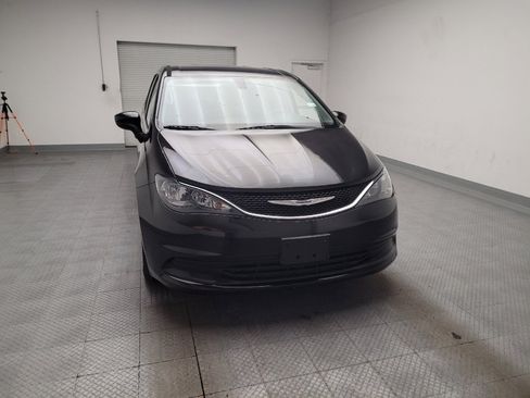 Used 2017 Chrysler Pacifica Touring FWD image 14