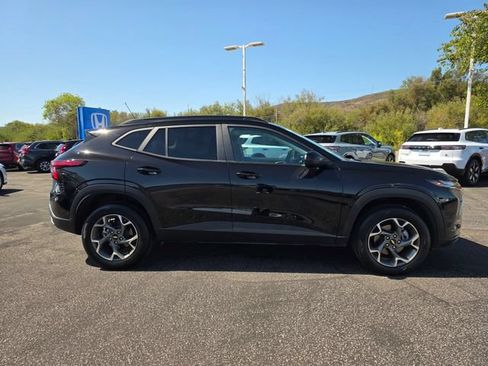 Used 2025 Chevrolet Trax LT FWD image 5