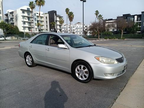 Used 2005 Toyota Camry XLE image 2