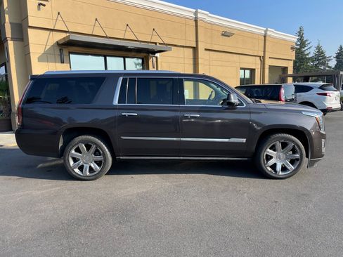 Used 2017 Cadillac Escalade ESV Premium Luxury image 2