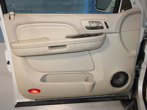 Used 2007 Cadillac Escalade AWD w/ Climate Package image 5