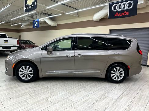 Used 2018 Chrysler Pacifica Touring-L Plus image 8