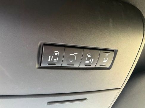 Used 2020 Dodge Grand Caravan SXT FWD image 34
