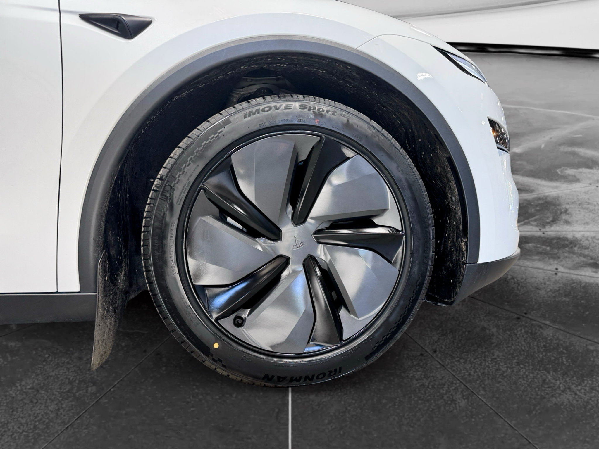 Used 2026 Tesla Model Y 2WD image 36