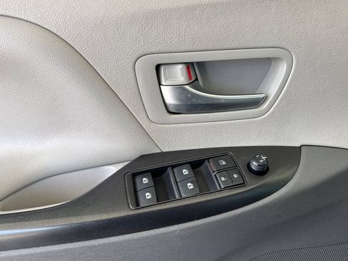 Used 2020 Toyota Sienna LE w/ LE Preferred Package FWD image 14