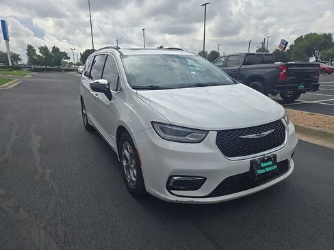 Used 2023 Chrysler Pacifica Limited FWD image 3