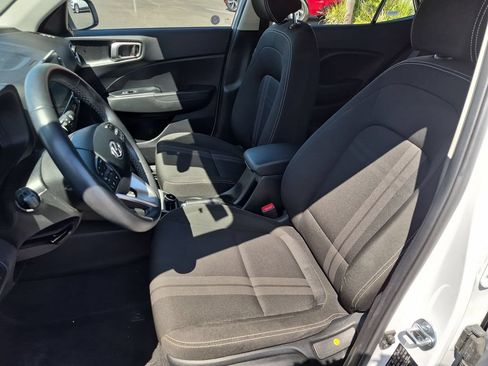 Used 2025 Hyundai Venue SEL FWD image 25
