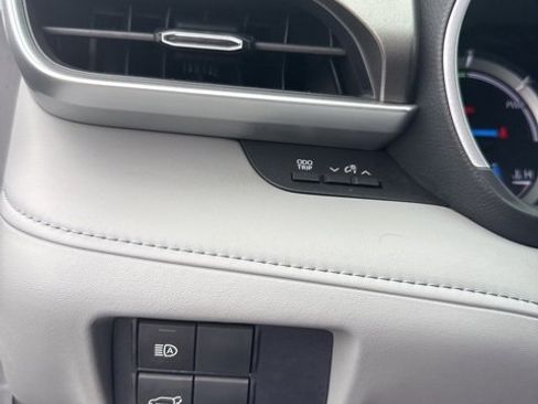 Used 2020 Toyota Highlander XLE image 41