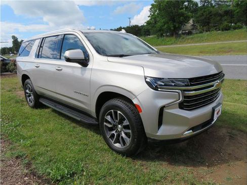 Used 2021 Chevrolet Suburban LT w/ LT Signature Package AWD/4WD image 18