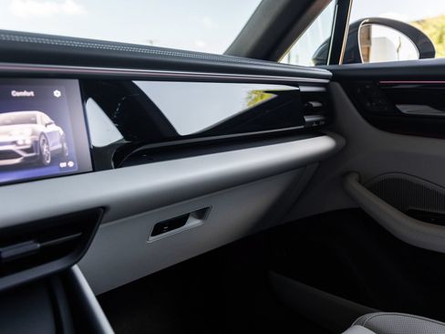 New 2025 Porsche Macan 4S Electric AWD/4WD image 30