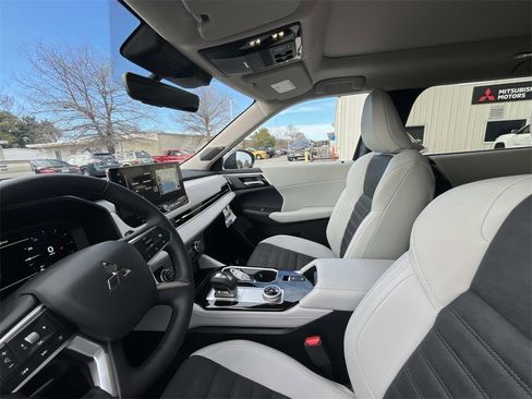 New 2026 Mitsubishi Outlander SE image 10