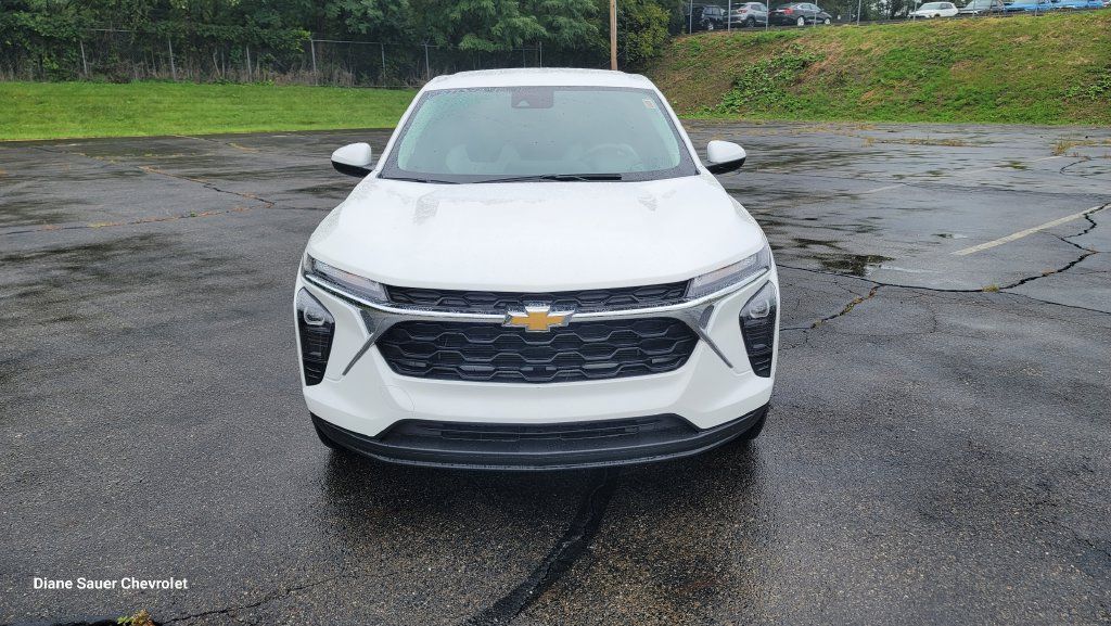 Used 2024 Chevrolet Trax LS w/ LS Convenience Package FWD image 4
