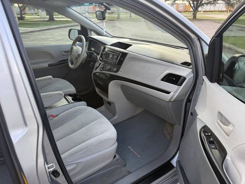 Used 2012 Toyota Sienna LE FWD image 10