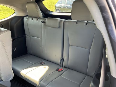Used 2024 Toyota Highlander XLE AWD/4WD image 32
