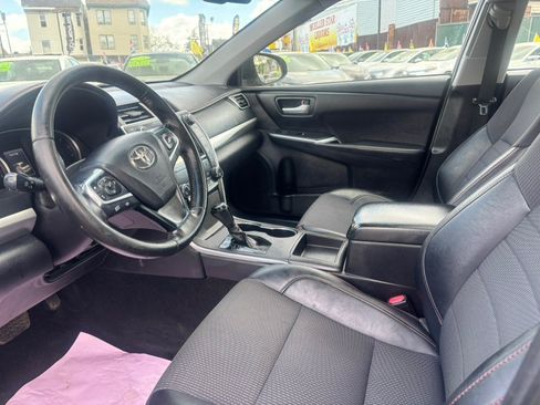 Used 2016 Toyota Camry SE w/ Moonroof Package FWD image 16