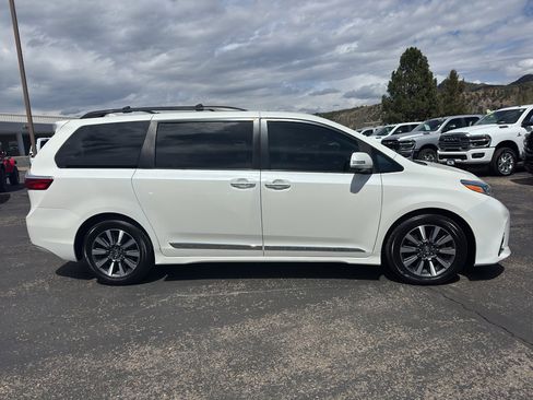 Used 2018 Toyota Sienna Limited Premium image 8