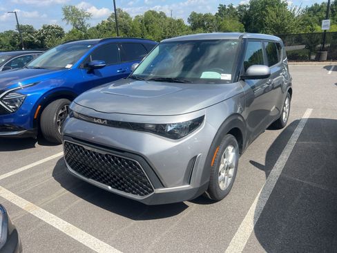 Used 2023 Kia Soul LX w/ LX Technology Package FWD image 2