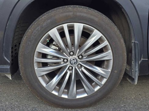 Used 2023 Toyota Highlander Platinum AWD/4WD image 4