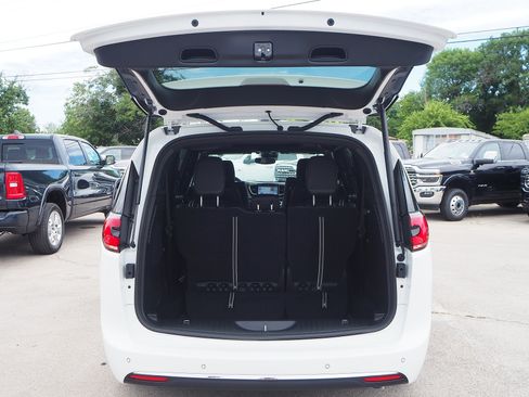 New 2025 Chrysler Pacifica Select w/ Uconnect Theater Family Group image 9