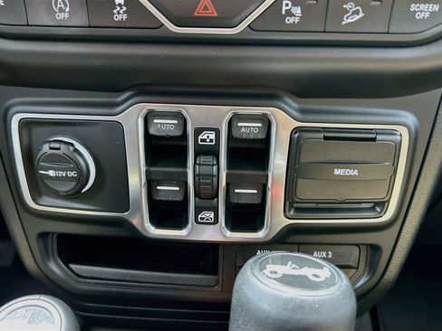 Used 2018 Jeep Wrangler Unlimited Sahara AWD/4WD image 28