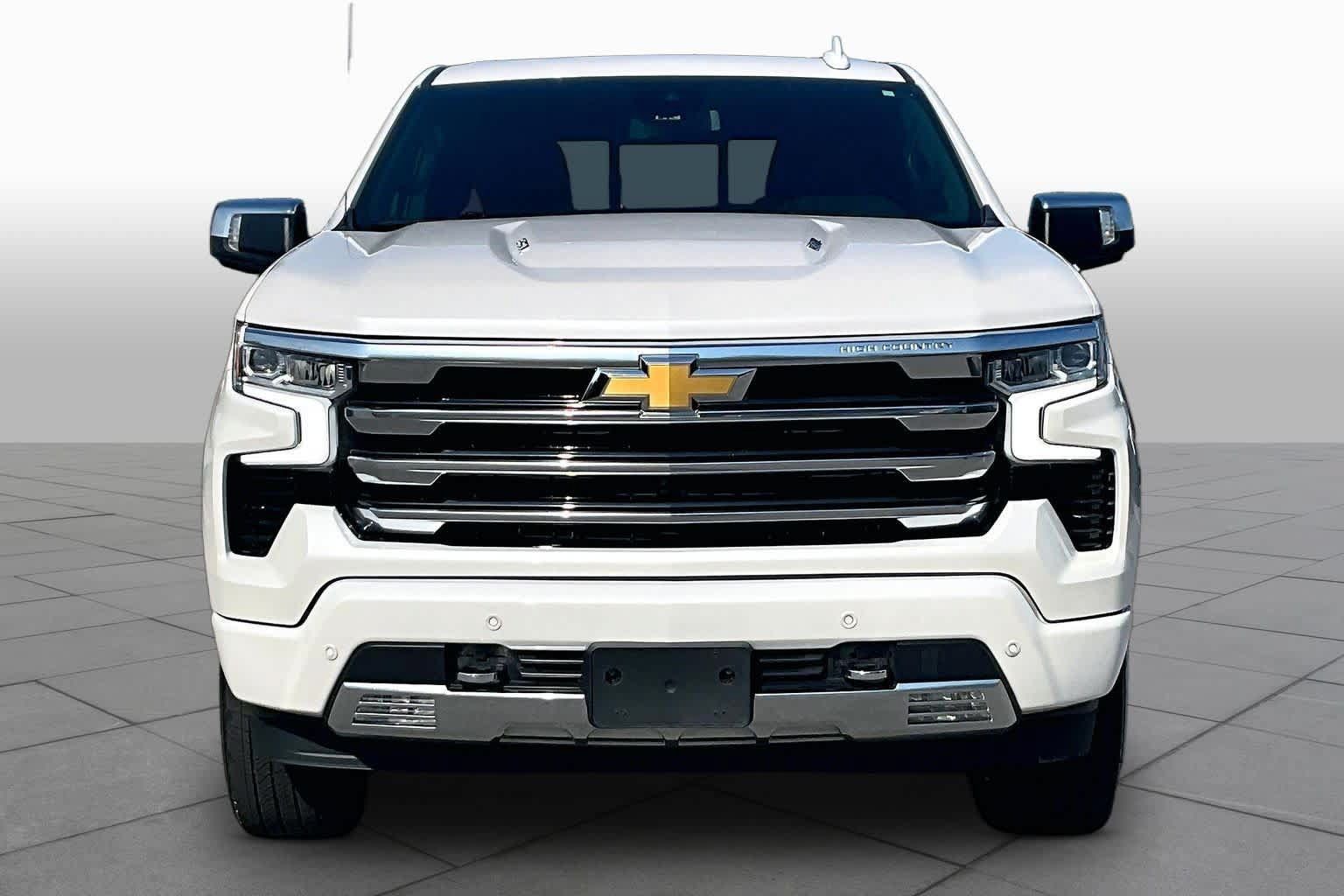 Used 2023 Chevrolet Silverado 1500 High Country w/ High Country Premium Package AWD/4WD image 3