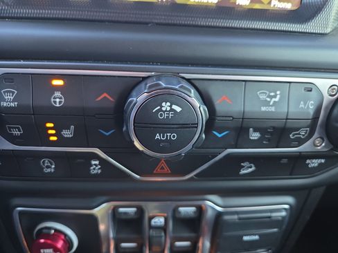 Used 2018 Jeep Wrangler Unlimited Sahara image 13