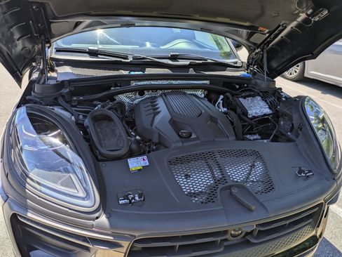 Used 2023 Porsche Macan AWD/4WD image 38