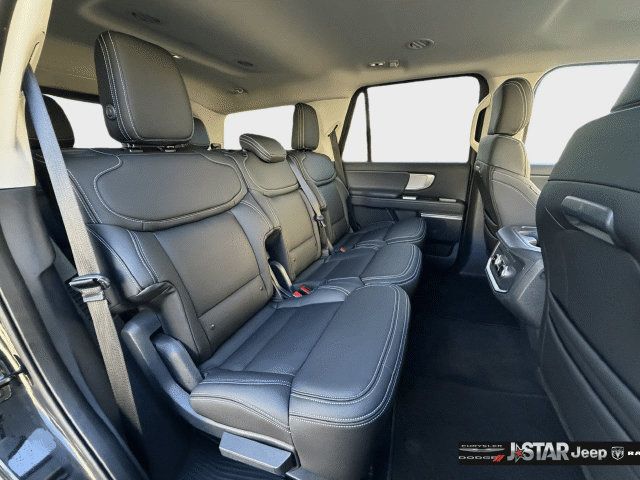 Used 2025 Ford Expedition Active AWD/4WD image 31