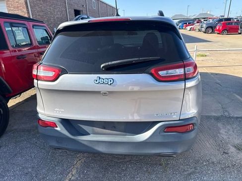 Used 2017 Jeep Cherokee Sport FWD image 4