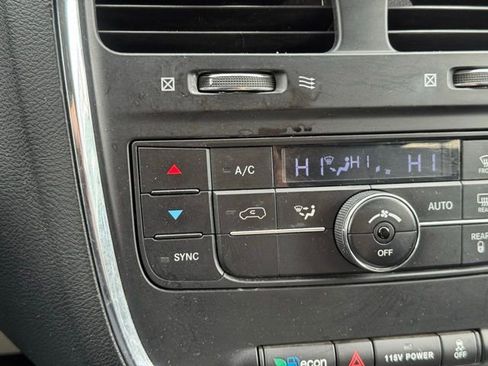 Used 2015 Chrysler Town & Country Touring image 14