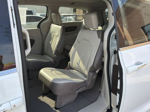 Used 2017 Chrysler Pacifica Touring-L FWD image 27