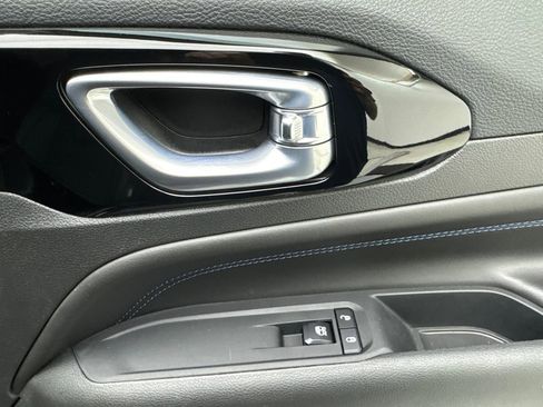 Used 2025 Jeep Compass Latitude w/ Altitude Special Edition image 49