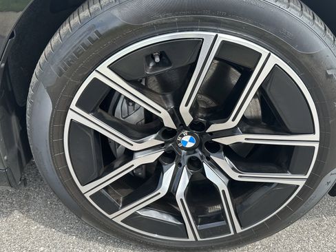 Certified 2025 BMW i7 xDrive60 w/ Premium Package image 15