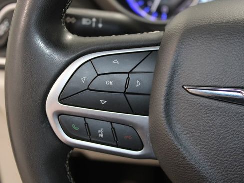 Used 2023 Chrysler Pacifica Touring-L FWD image 37