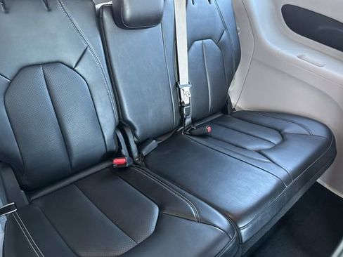 Used 2023 Chrysler Pacifica Touring-L image 18