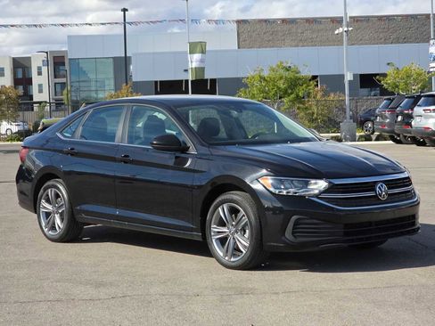 Used 2024 Volkswagen Jetta SE image 3