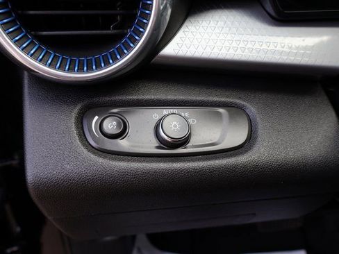 Certified 2025 Chevrolet Trax LT FWD image 24