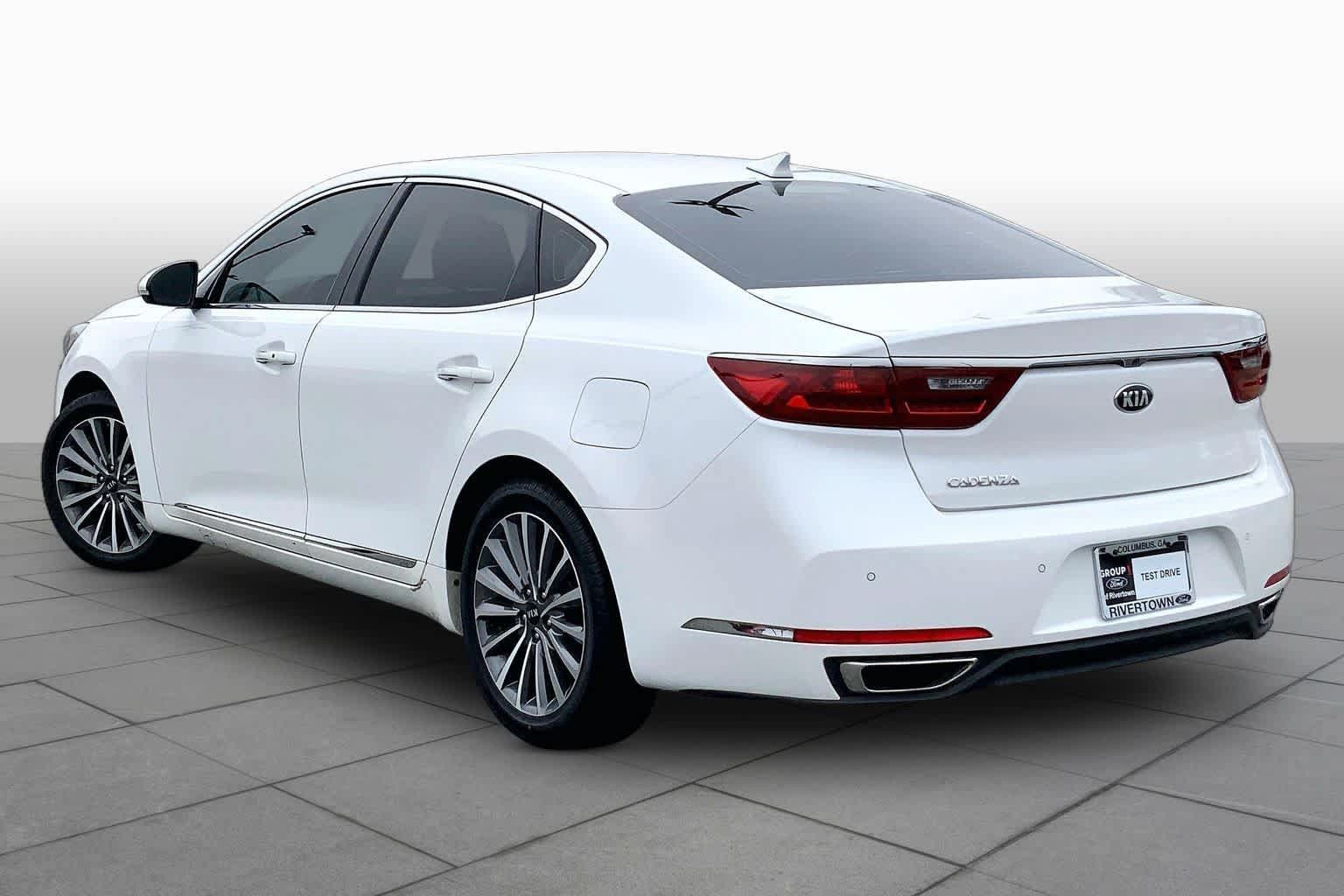 Used 2017 Kia Cadenza Premium w/ Luxury Package FWD image 11