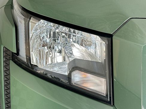 Used 2023 Nissan Frontier SV w/ Tow Package RWD image 9