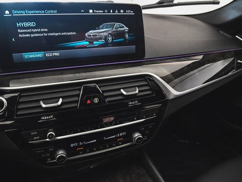 Used 2023 BMW 530e xDrive w/ Premium Package image 19
