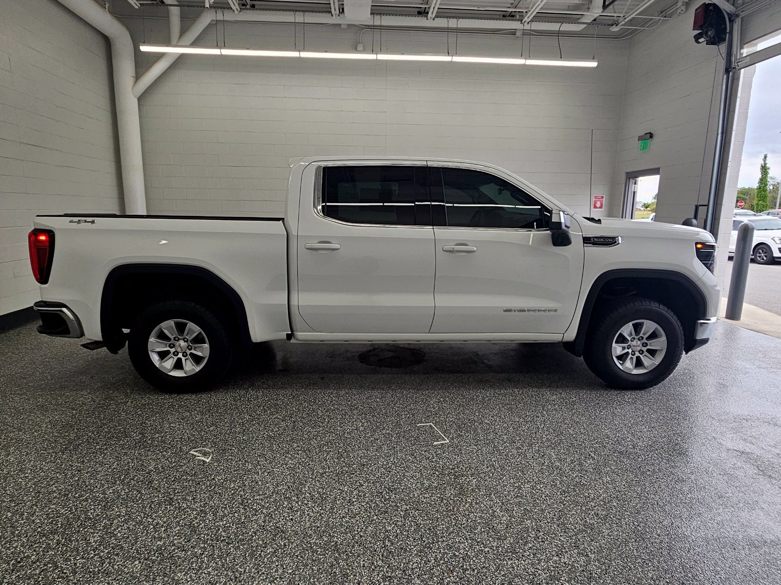 Used 2024 GMC Sierra 1500 SLE AWD/4WD image 6