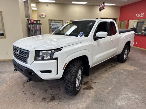 Used 2024 Nissan Frontier SV w/ Technology Package image 3